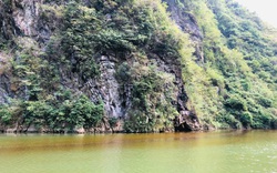 Xuất hiện vệt dầu lớn trên sông Nho Quế, đoạn qua hẻm vực Tu Sản, nhìn thấy được từ đèo Mã Pì Lèng