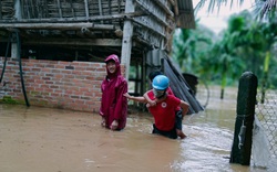 Mưa lớn trắng trời, nhiều nơi ở Bình Định ngập sâu trong nước, đã có 1 người chết