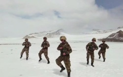 Bất ngờ quân đội Trung Quốc nhảy múa ở độ cao 5.200 mét trên dãy Himalaya
