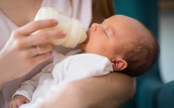 Sốc: Giúp việc trộn thuốc cảm cúm với sữa cho con chủ uống để khỏi phải dậy đêm