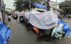 Hà Nội ùn ứ rác thải ở nhiều tuyến đường nội thành sau khi bãi rác Nam Sơn tạm ngừng tiếp nhận