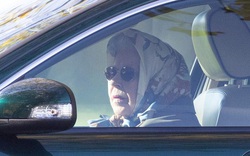 Nữ hoàng Anh 95 tuổi vẫn lái siêu xe Jaguar quanh Lâu đài