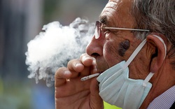 Hút thuốc làm tăng nguy cơ mắc Covid-19