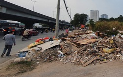 Bãi rác "lộ thiên" ngổn ngang trên đường Phạm Hùng