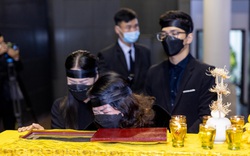 Lễ tang nhạc sĩ Phú Quang: Vợ con, nghệ sĩ nghẹn ngào trong giây phút tiễn biệt
