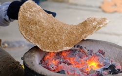 Nhờ làm loại bánh đặc sản tròn tròn, to to, giòn đôm đốp, một làng nghề ở Thanh Hóa có khoản thu đều tay