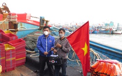 Trao 1.000 lá cờ Tổ quốc cho ngư dân Khánh Hòa
