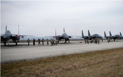 Mỹ triển khai máy bay chiến đấu F-15 gần biên giới Nga