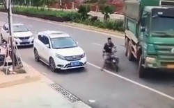 Video: Xe máy thoát nạn dưới gầm xe tải một cách khó tin