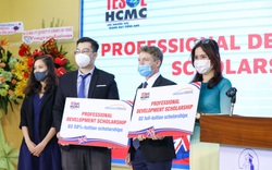 Gần 500 triệu đồng học bổng được trao cho sinh viên chương trình quốc tế trong lễ tốt nghiệp