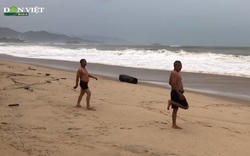 Bão số 9 gây sóng lớn, người dân Nha Trang vẫn vô tư tập thể dục và tắm biển
