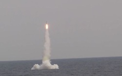 Video: Choáng với khoảnh khắc quân đội Nga phóng tên lửa tàu ngầm