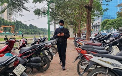 Vỉa hè khắp nơi ở Hà Nội bị "nuốt trọn" đẩy người đi bộ xuống lòng đường, chính quyền phớt lờ?