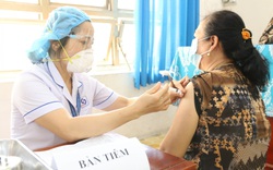 Covid-19 ngày 23/12: Dịch tiếp tục phức tạp, đẩy nhanh tốc độ tiêm vaccine