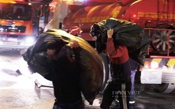 Cận cảnh hàng trăm tiểu thương ôm hàng tháo chạy khỏi đám cháy chợ Ninh Hiệp
