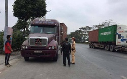 Cả trăm tài xế xe tải, container dính phạt vì dừng đỗ tùy tiện để ăn cơm