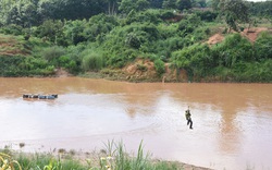 Chê cầu xa, người dân vùng này của tỉnh Kon Tum vẫn liều mình đu cáp treo qua sông Pô Kô