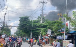 TPHCM: Cháy cửa hàng sơn lan sang nhà dân ở vùng ven