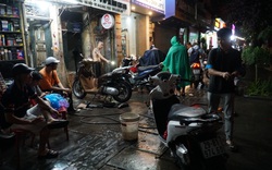 Hà Nội: Lau bugi xe sau cơn mưa lớn kiếm bộn tiền