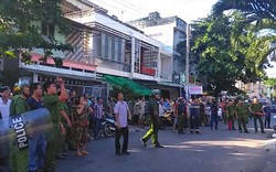 Người đàn ông vác dao truy sát bố mẹ và em trai, đánh hai con ruột dã man