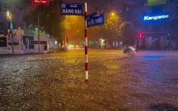 Vì sao Hà Nội thành "sông", giao thông tê liệt chỉ sau cơn mưa ngắn đầu mùa?