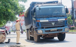 Ảnh: CSGT Quảng Bình xử lý hơn 500 xe chở quá khổ, quá tải, tổng tiền phạt lên đến hàng tỉ đồng