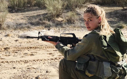 Vẻ đẹp mê mẩn cánh mày râu của nữ binh sĩ trong quân đội Israel