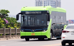 Bất ngờ bắt gặp xe buýt điện VinBus chạy trong thành phố Hà Nội