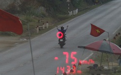 Nam thanh niên buông cả 2 tay phóng xe máy 75 km/h trên quốc lộ