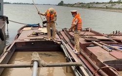 Ninh Bình: Bắt quả tang 4 thuyền vỏ sắt khai thác cát trái phép trên sông Đáy