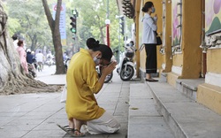 Hà Nội: Đền, chùa "cửa đóng then cài" người dân đứng vái vọng nhân ngày Lễ Phật đản