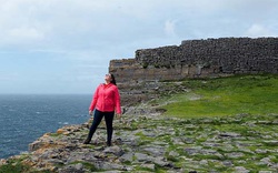 Ireland: Điểm du lịch độc đáo “lơ lửng”, điệp trùng đá núi giữa biển khơi
