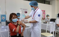 Bắc Ninh: Những công nhân đầu tiên trong khu công nghiệp tiêm vaccine phòng Covid-19