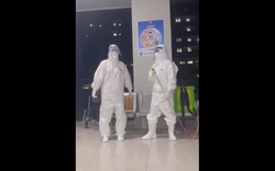 Video: Nhân viên y tế ở Bắc Giang dùng vòi phun khử khuẩn làm micro, hát trong giờ giải lao