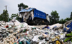 Bắt quả tang xe chuyên dụng đổ trái phép gần chục tấn chất thải sinh hoạt ra khu đất ở nông thôn