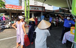 ẢNH: Người dân ngậm ngùi ra về trong ngày đầu áp dụng thẻ ra vào chợ tại Đà Nẵng 