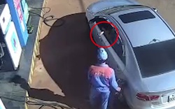 Clip: Bức xúc cảnh tài xế ngồi trên ôtô vứt tiền xuống đất trả nhân viên cây xăng