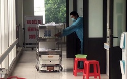 Robot vận chuyển cơm, thuốc cho bệnh nhân Covid-19 tại tâm dịch Bắc Ninh
