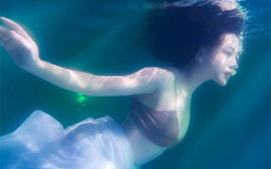 Phương Oanh gây sốt với bộ ảnh mang phong cách "độc lạ" trong bể bơi