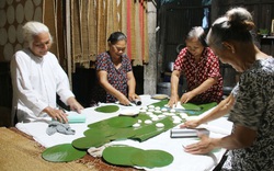 Long An: Bánh phồng đặc sản làm từ bột gì, làm như thế nào mà ai còn giữ nghề cũng kêu "cực quá"?