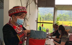 Bắc Kạn: Chế tạo ra loại gối thổ cẩm dược liệu, người phụ nữ đưa hai nét văn hóa của dân tộc Dao vươn xa