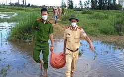 Hà Tĩnh: Cán bộ, chiến sĩ công an, quân đội, và Hội Nông dân lội nước bì bõm mò khoai lang giúp dân