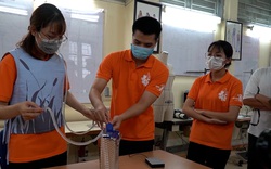 Sinh viên Hà Nội chế tạo thành công "áo làm mát" cực độc đáo cho các bác sĩ chống dịch Covid-19