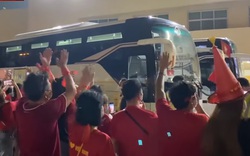 CĐV khóc ngất vì lo Văn Hậu chấn thương, ĐT Việt Nam trở về khách sạn trong tiếng hò reo của đồng bào
