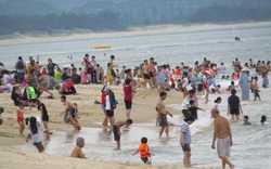 Phú Yên: Dân Tuy Hòa được phép tắm biển trở lại từ 4-9 giờ