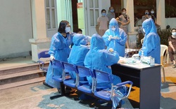 Nghệ An: Cận cảnh nhân viên y tế trắng đêm xét nghiệm cho nửa triệu dân TP.Vinh

