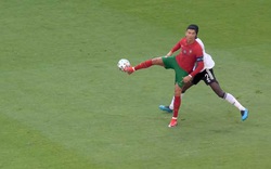 Chuyền bóng không cần nhìn, Ronaldo khiến cộng đồng mạng... chia rẽ