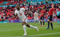 Sterling tái lập thành tích ghi bàn của Rooney sau 17 năm