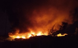 CLIP: Cháy lớn trong đêm ở huyện Bình Chánh