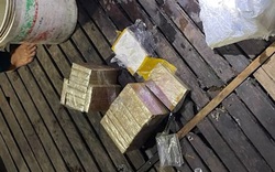 An Giang: Vớt thùng nhựa dưới sông, phát hiện bên trong chứa 7kg ma túy